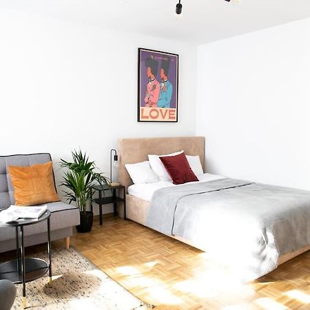 Oomph Warsaw Center Well Designed Apartment With Balcony Exterior photo