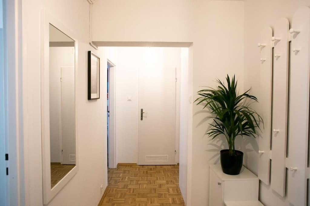 Oomph Warsaw Center Well Designed Apartment With Balcony Exterior photo